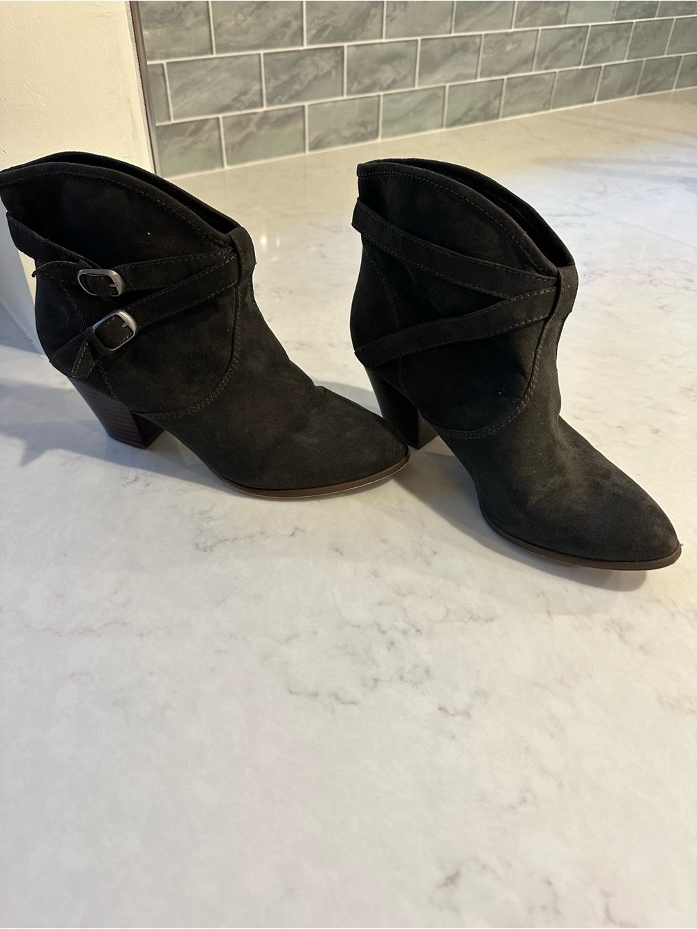Forever 21 Women's Faux Suede Ankle Boots in Dark Olive Sz 9